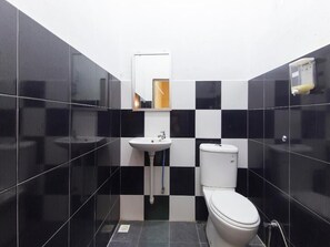 ฝักบัว, เรนชาวเวอร์, ของใช้ในห้องน้ำฟรี, โถสุขภัณฑ์แบบบิเดท์