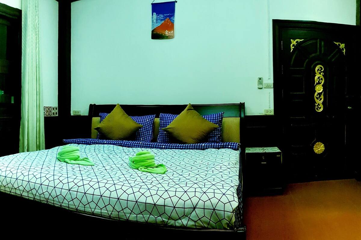 Minibar, desk, laptop workspace, blackout curtains