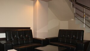 Lobby sitting area - Hotel Elit (Pristina)
