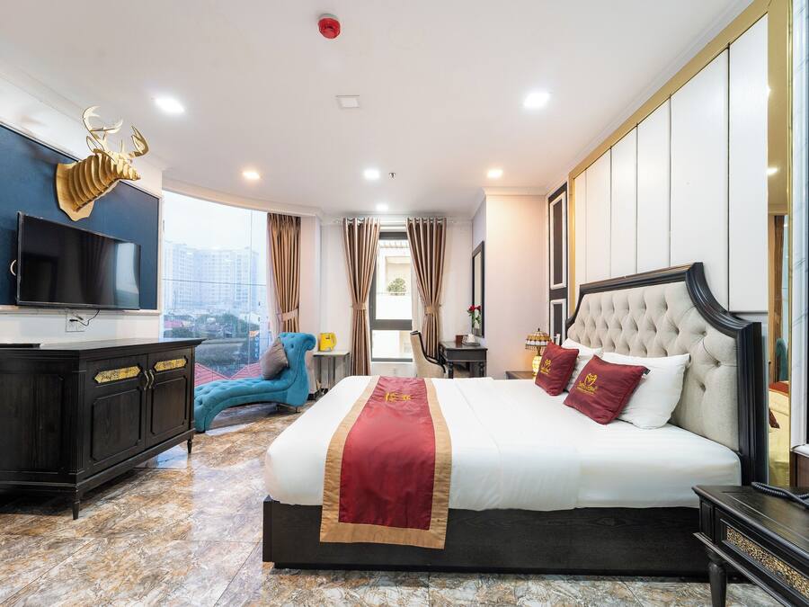 Deluxe Suite | Desk, WiFi (free), bed sheets