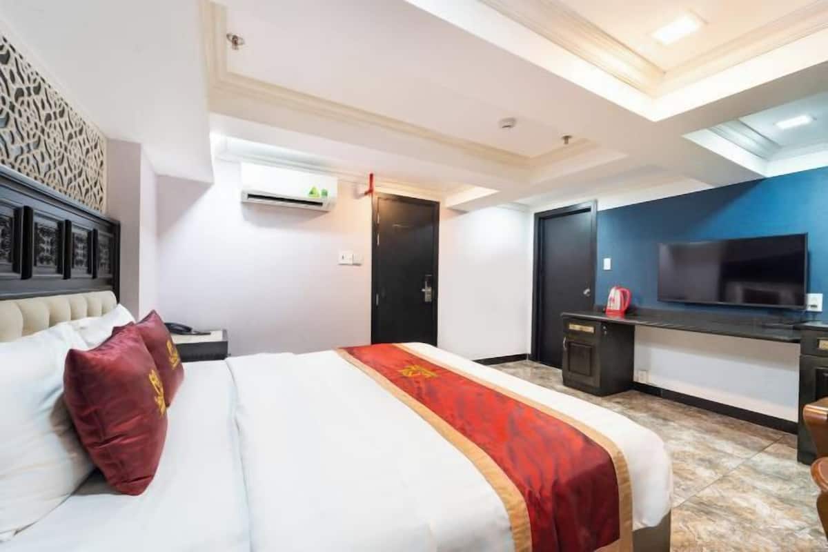 Desk, free WiFi, bed sheets