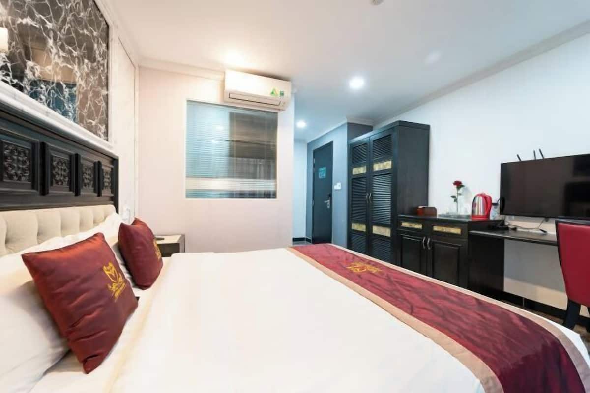 Desk, free WiFi, bed sheets
