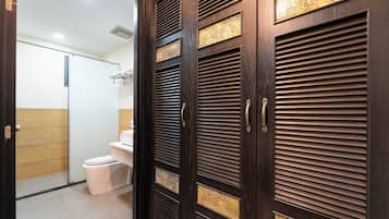 Superior Double Room | Bathroom | Shower, free toiletries, hair dryer, towels