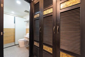 スーペリア ダブルルーム | バスルーム | シャワー、バスアメニティ (無料)、ヘアドライヤー、タオル