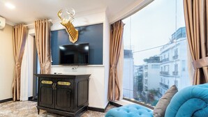 ห้องดีลักซ์สวีท | โต๊ะทำงาน, Wi-Fi ฟรี, ผ้าปูที่นอน