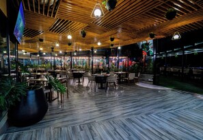 Se sirven desayunos, comidas, cenas y cocina local e internacional 