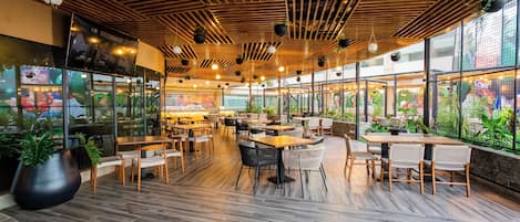 Phục vụ bữa sáng, bữa trưa, bữa tối, món địa phương và quốc tế