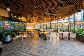 Frühstück, Mittagessen, Abendessen, lokale und internationale Küche 