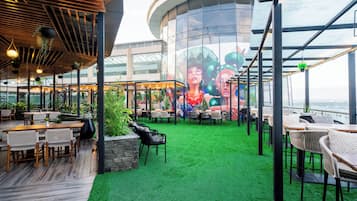 Se sirven desayunos, comidas, cenas y cocina local e internacional