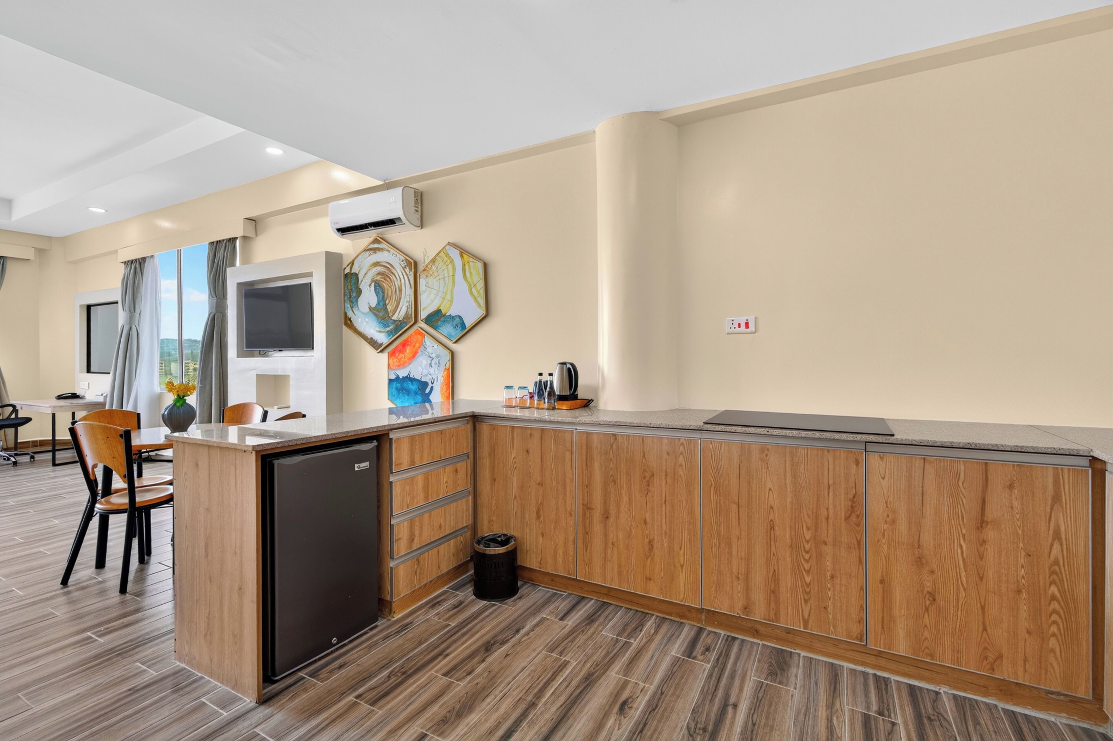 Eine moderne Küche mit Einbaukühlschrank, Holzschränken und einer Arbeitsplatte mit Kaffeemaschine.
