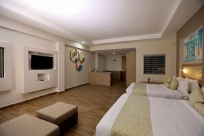 Junior suite | Luxe beddengoed, een minibar, een kluis op de kamer, een bureau
