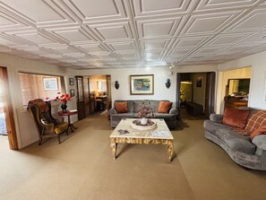 Superior Apartment, Private Bathroom (Girlfriends Getaway) | Lounge