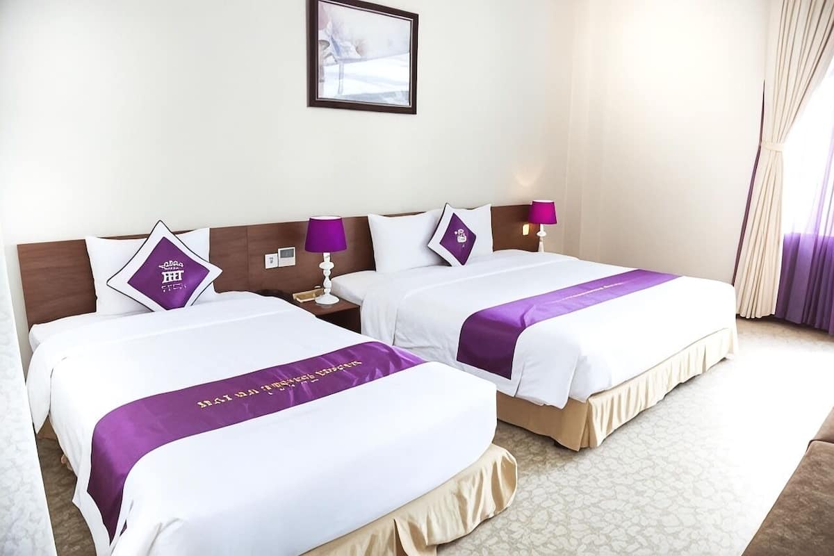 Premium bedding, pillow-top beds, minibar, in-room safe