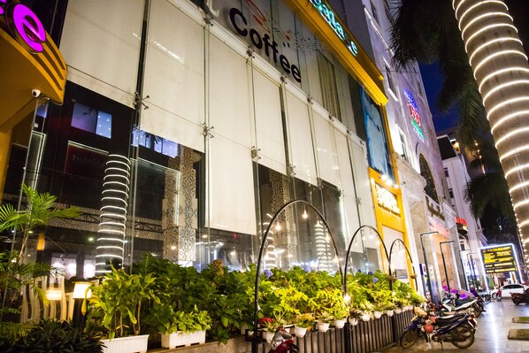 Fachada de la propiedad por la tarde o noche