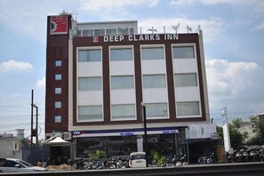 Exterior - Hotel Deep Clarks Inn Lucknow (Lucknow)