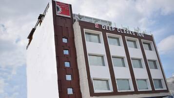 A multi-story building with the sign "Deep Clark's Inn" indicating it is a hotel.