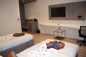 In-room safe, desk, laptop workspace, iron/ironing board - Hotel Deep Clarks Inn Lucknow (Lucknow)