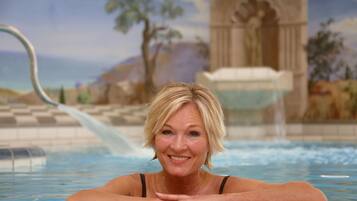 Innenpool, Außenpool (je nach Saison geöffnet), Liegestühle