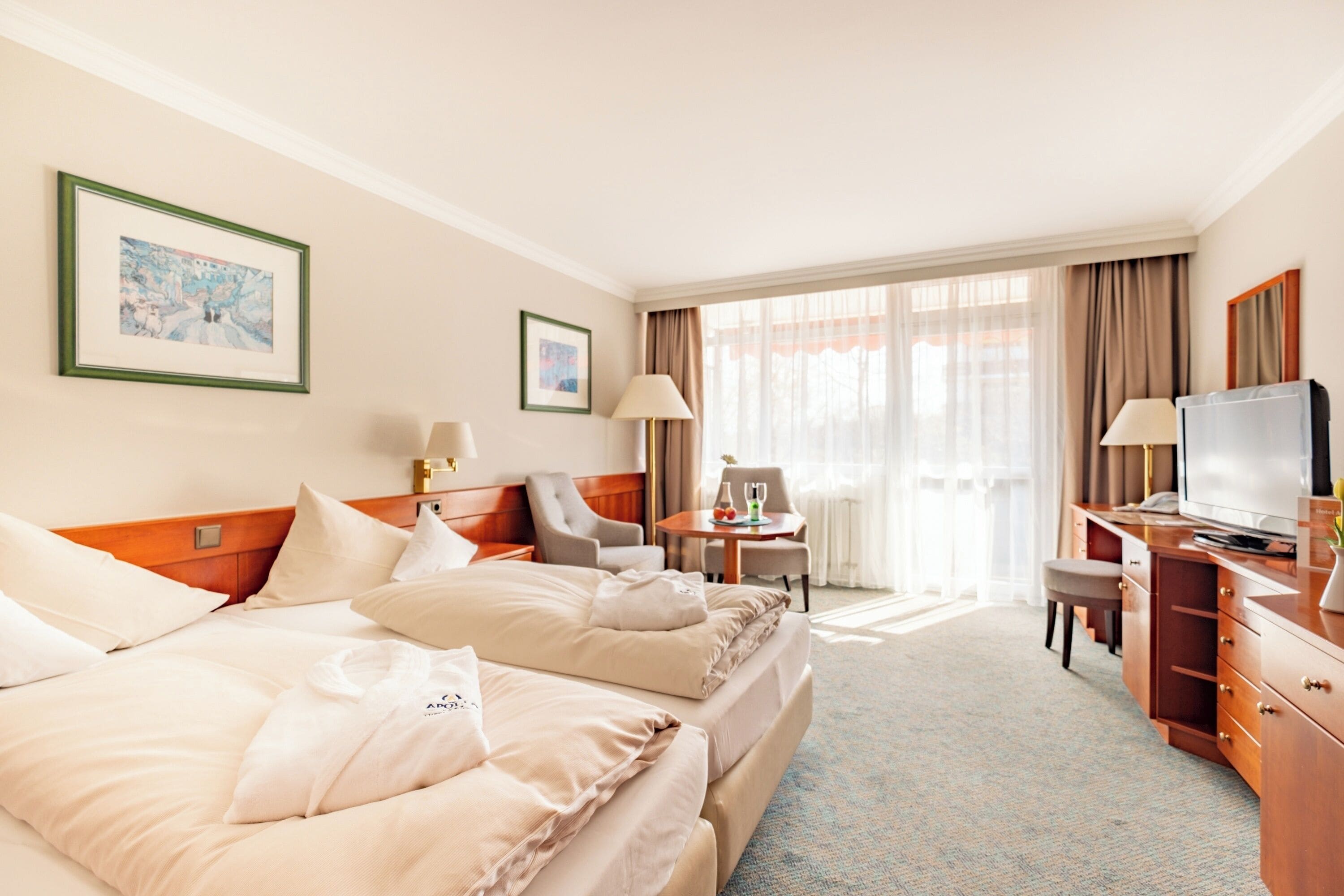 Hypo-allergenic bedding, minibar, in-room safe, desk