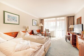 Roba de llit hipoal·lergògena, minibar i caixa forta a l'habitació 