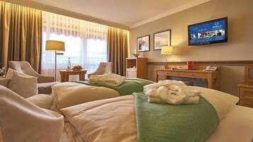 Allergikerbettwaren, Minibar, Zimmersafe, Schreibtisch