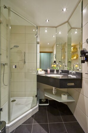 Free toiletries, hair dryer, slippers, towels - Thermenhotel Apollo (Bad Fuessing)