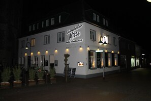 Front of property - evening/night - Hotel Restaurant Sermbecker Mitte (Schermbeck)