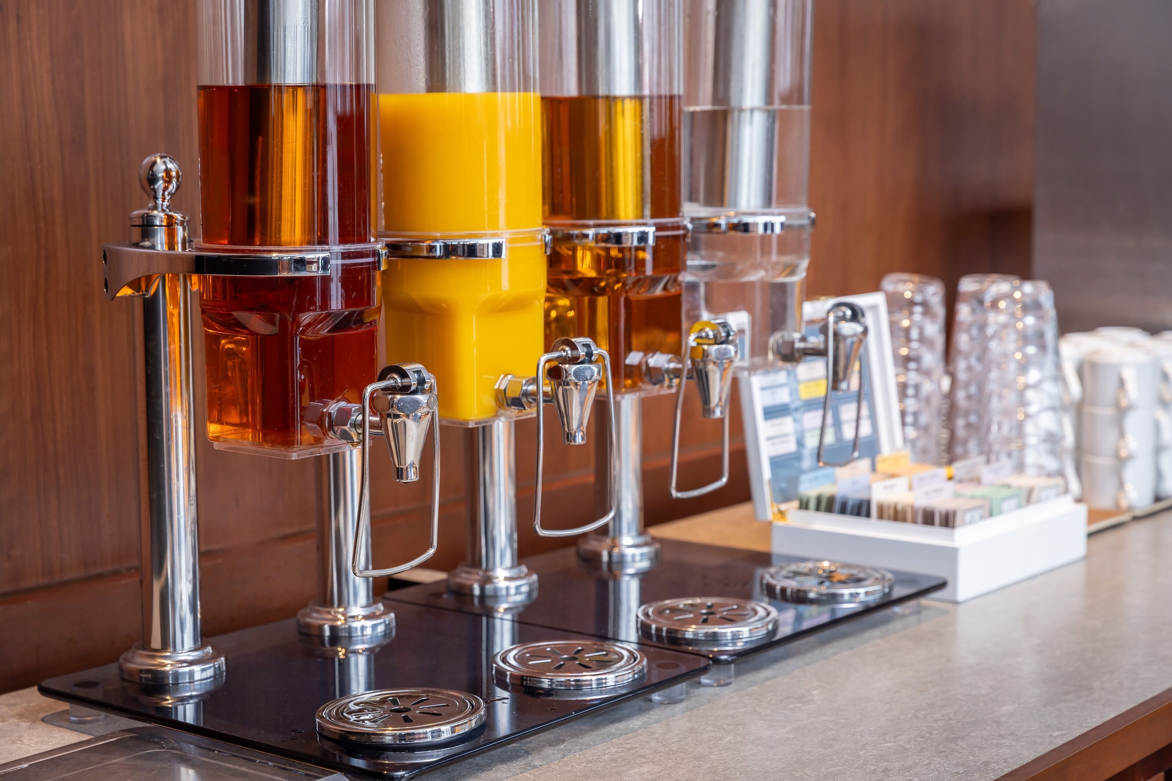 Uma instalação de bar com diversas torneiras e uma seleção de copos.