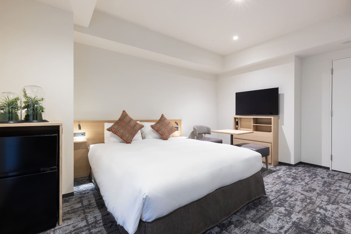 Coffre-fort, bureau, fer et planche à repasser, accès au Wi-Fi (inclus)