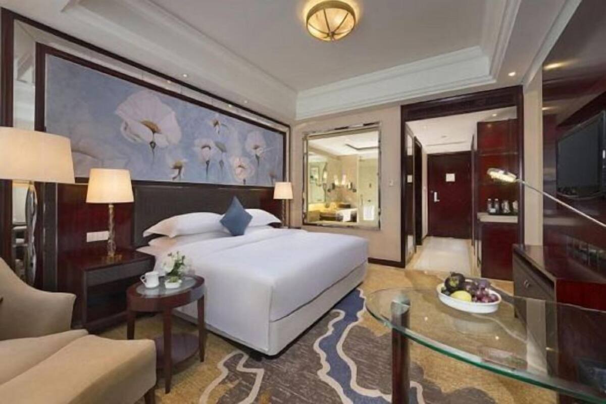 Minibar, escritorio, cortinas blackout y wifi gratis 