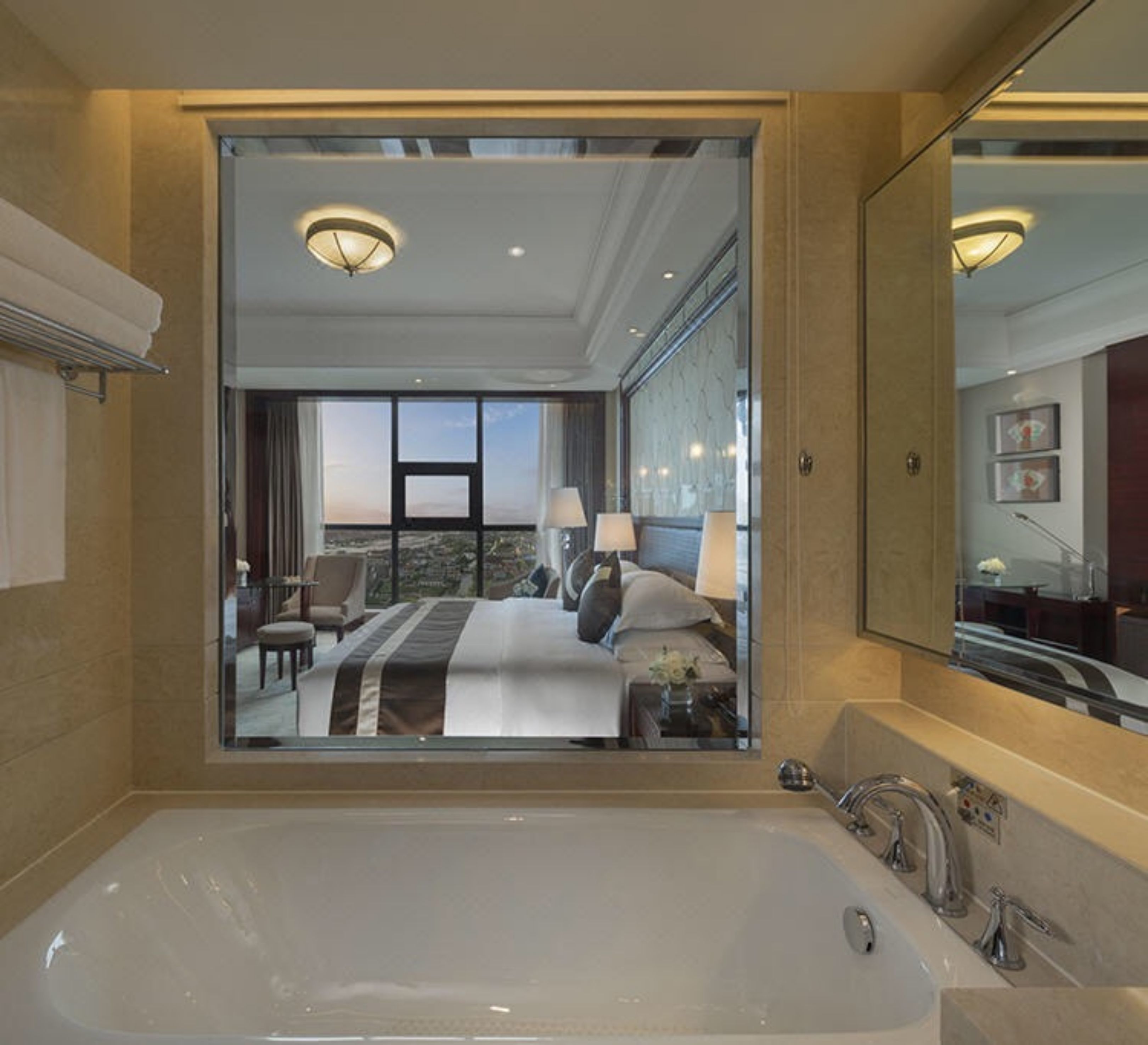 Combined shower/bathtub, free toiletries, hair dryer, slippers