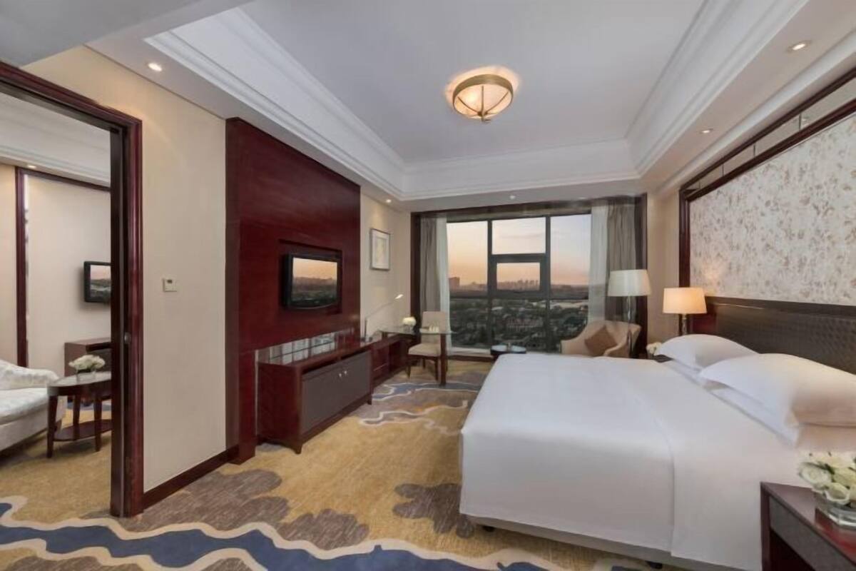 Minibar, escritorio, cortinas blackout y wifi gratis 