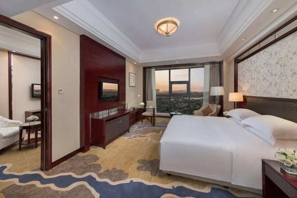 Minibar, escritorio, cortinas blackout y wifi gratis 