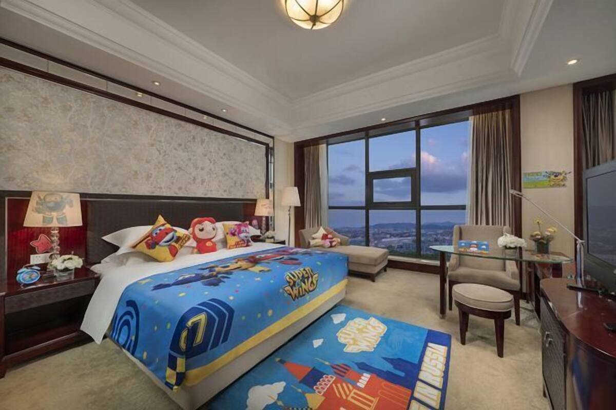 Minibar, escritorio, cortinas blackout y wifi gratis 