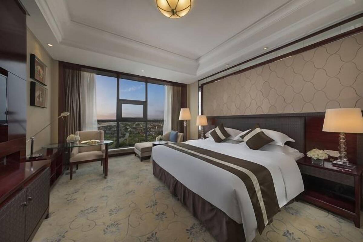 Minibar, escritorio, cortinas blackout y wifi gratis 