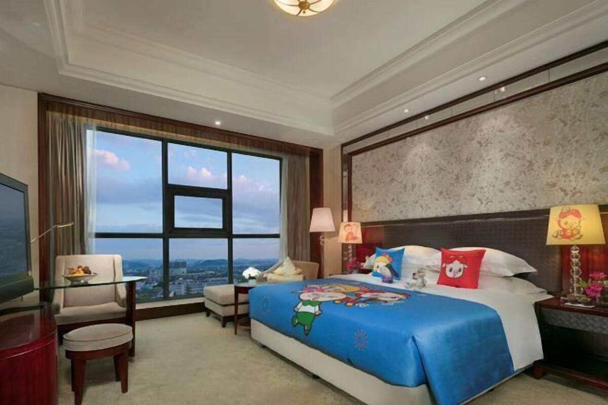 Minibar, escritorio, cortinas blackout y wifi gratis 
