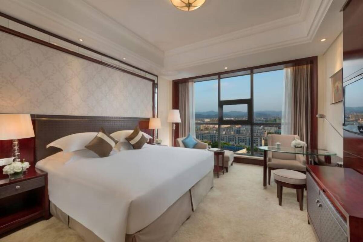 Minibar, escritorio, cortinas blackout y wifi gratis 