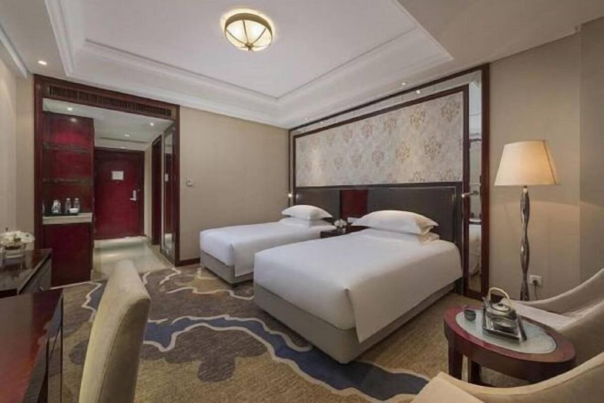 Minibar, escritorio, cortinas blackout y wifi gratis 