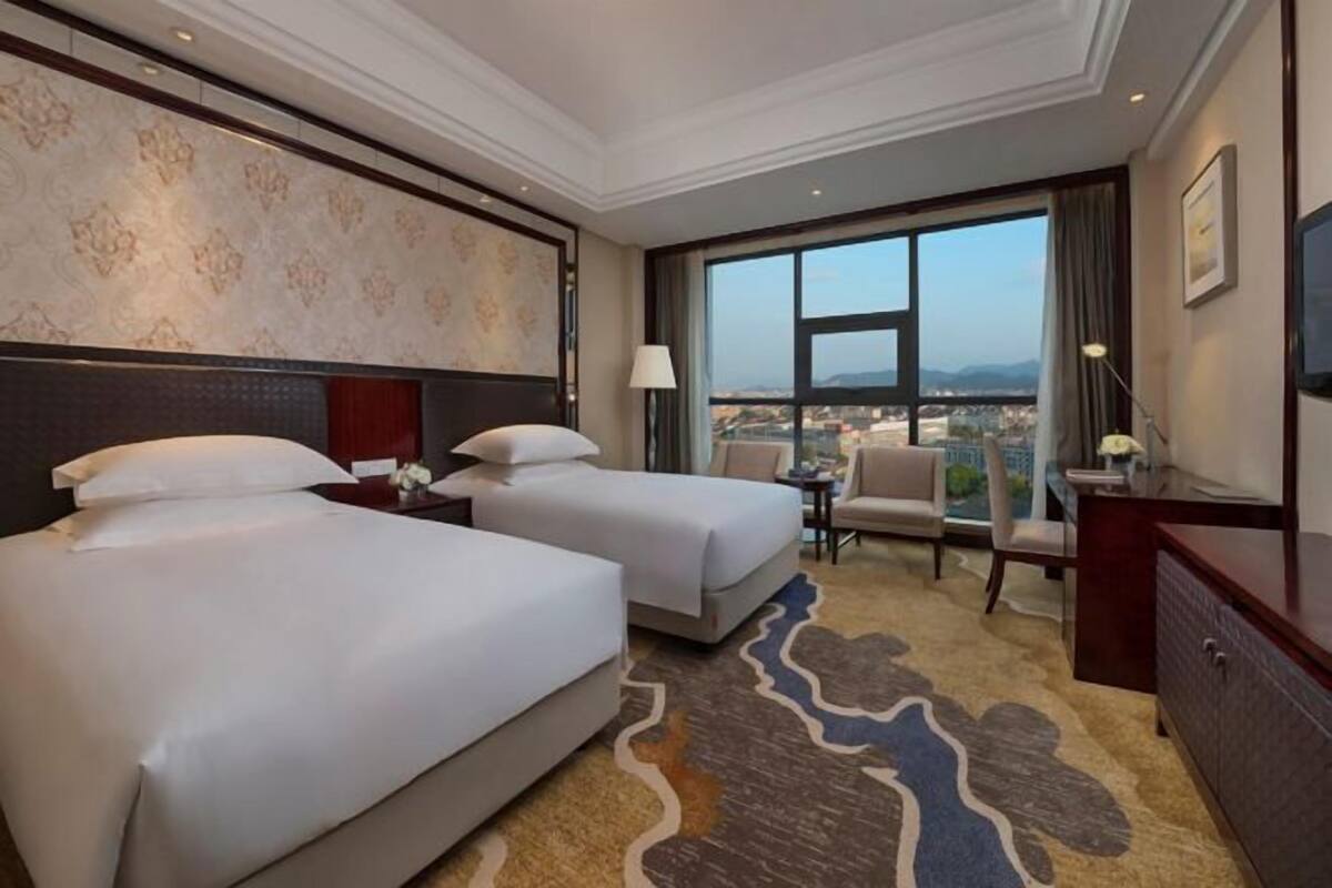 Minibar, escritorio, cortinas blackout y wifi gratis 
