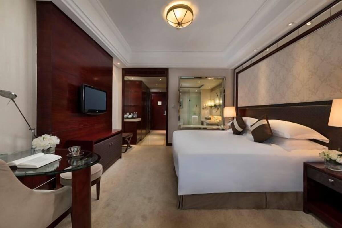 Minibar, escritorio, cortinas blackout y wifi gratis 