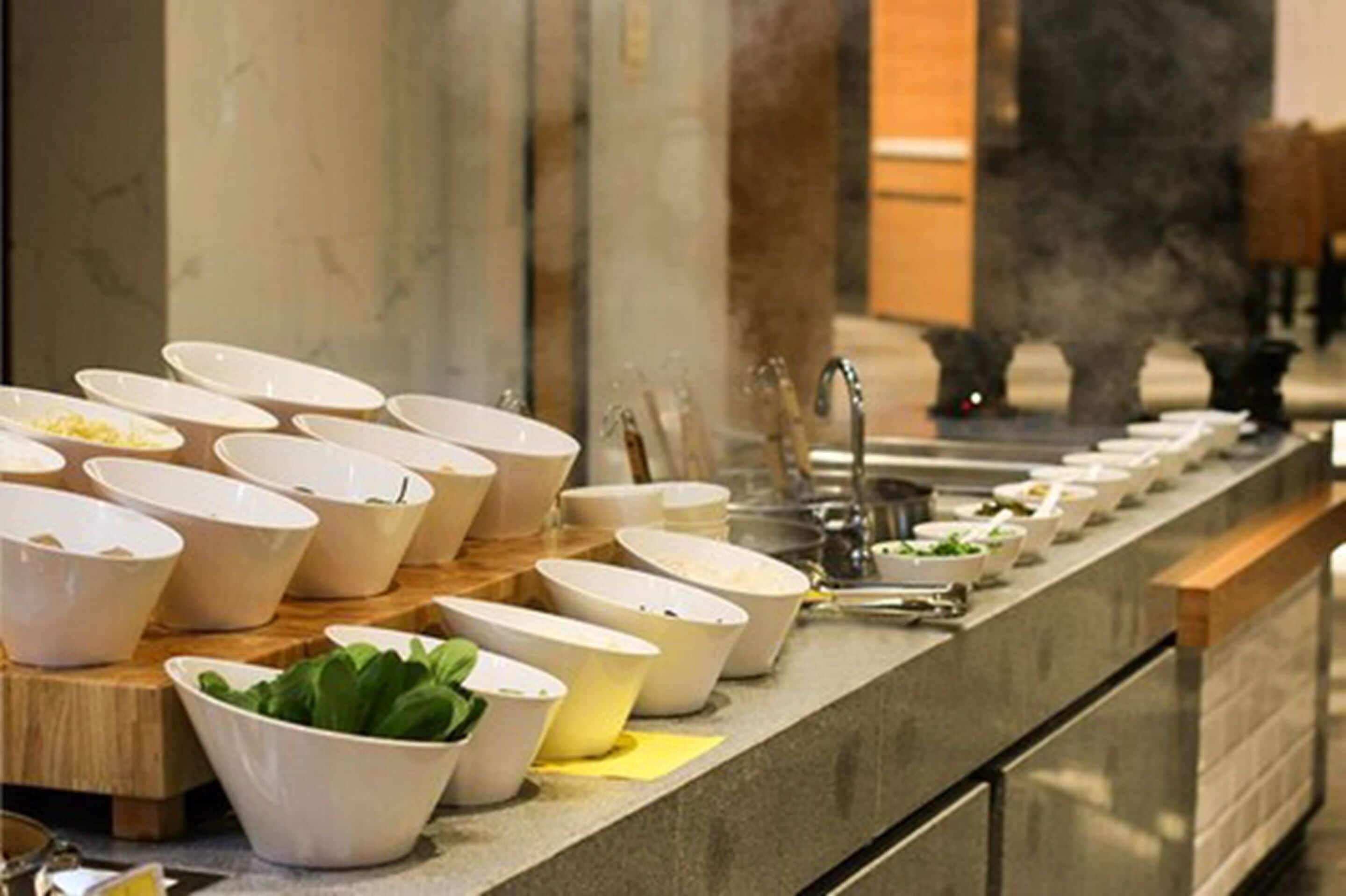 Daily buffet breakfast (CNY 68 per person)