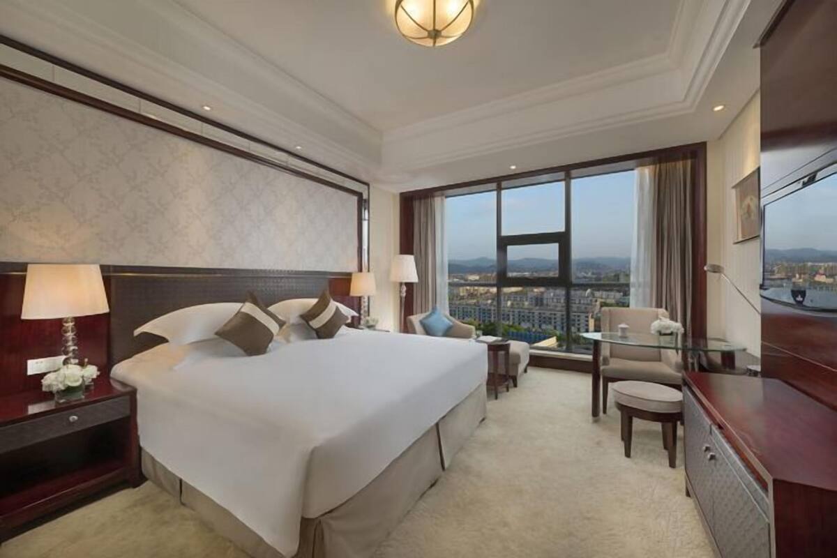 Minibar, escritorio, cortinas blackout y wifi gratis 