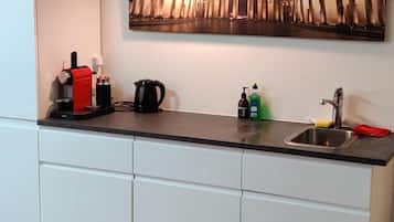 Full-size fridge, microwave, oven, stovetop