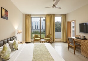 Mango Classic room | In-room safe, desk, iron/ironing board, rollaway beds - Mango Suites Select Mahape (Navi Mumbai)
