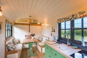 Luxury Room, Ensuite (Cottage Shepherds Hut)