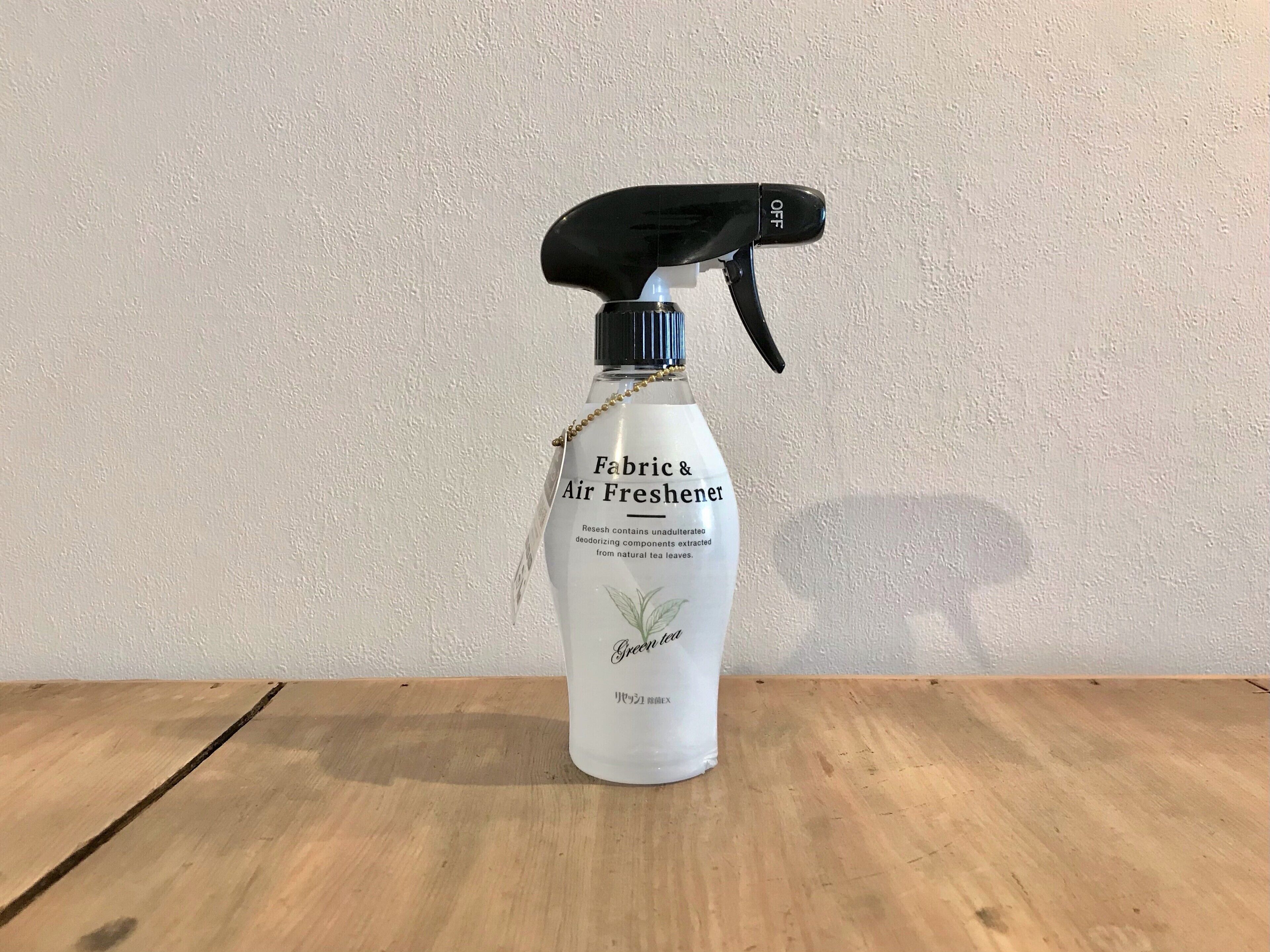 Botella pulverizadora etiquetada como 