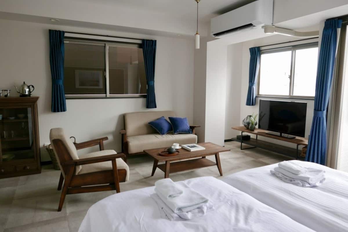 Deluxe Twin Room, Non Smoking, Kitchen | Desk, laptop workspace, iron/ironing board (on request), WiFi (free)