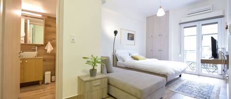 Apartment | Living area | 32-inch flat-screen TV with digital channels, TV, Netflix