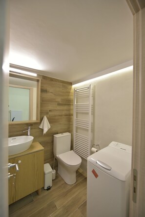 Apartment | Bathroom | Shower, hair dryer, towels, soap - Live As A Greek in Artemis Apartment (Athens)
