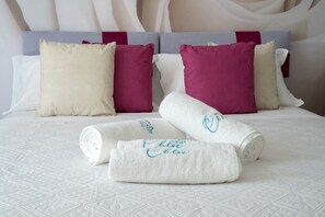 Room, 2 Twin Beds | In-room safe, desk, blackout drapes, free WiFi - Dimora Chloe (Pescara)